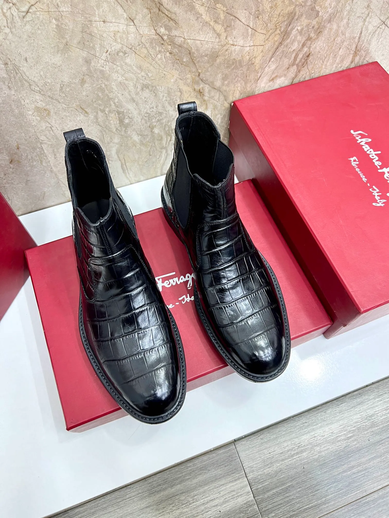 Original order quality: Men's shoes 💰700 Brand: Ferragamo (Ferragamo) One size larger: Men's size 38-44 (45 customized) Grade: Same style as the official website High-end men's shoes Material: Original cowhide, cowhide lining, original outsole Style category: Chelsea men's boots Fashion trend Color: Actual picture